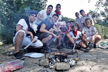 Burlada ha disfrutado en su tercer día de fiestas de su anual caldereta con grupos de todas las edades en el Parque de la Nogalera