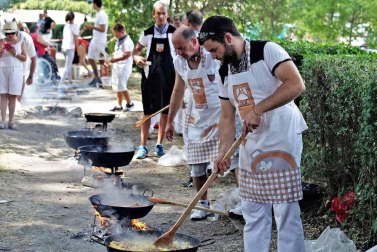 Burlada ha disfrutado en su tercer día de fiestas de su anual caldereta con grupos de todas las edades en el Parque de la Nogalera