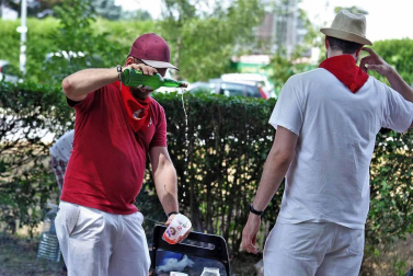 Burlada ha disfrutado en su tercer día de fiestas de su anual caldereta con grupos de todas las edades en el Parque de la Nogalera