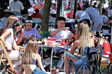 Burlada ha disfrutado en su tercer día de fiestas de su anual caldereta con grupos de todas las edades en el Parque de la Nogalera