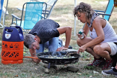 Burlada ha disfrutado en su tercer día de fiestas de su anual caldereta con grupos de todas las edades en el Parque de la Nogalera