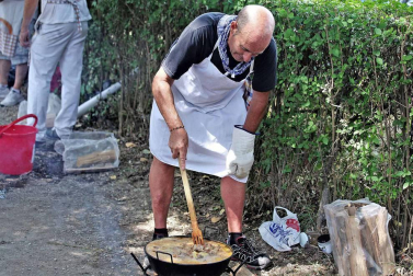 Burlada ha disfrutado en su tercer día de fiestas de su anual caldereta con grupos de todas las edades en el Parque de la Nogalera