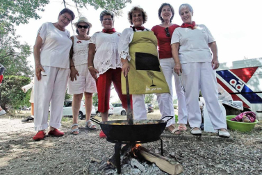 Burlada ha disfrutado en su tercer día de fiestas de su anual caldereta con grupos de todas las edades en el Parque de la Nogalera