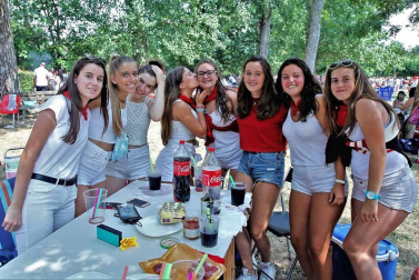 Burlada ha disfrutado en su tercer día de fiestas de su anual caldereta con grupos de todas las edades en el Parque de la Nogalera