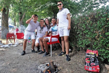 Burlada ha disfrutado en su tercer día de fiestas de su anual caldereta con grupos de todas las edades en el Parque de la Nogalera