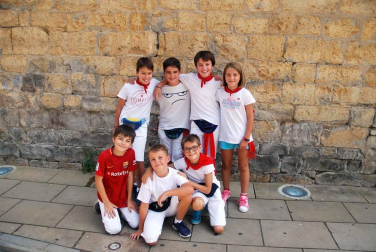 El Colectivo de refugiados de Aoiz y la agrupación El ABC que salva vidas protagonizaron el lanzamiento del cohete que dio inicio a las fiestas de San Miguel el sábado 12 de agosto. La Comparsa de Gigantes y Cabezudos, los Gaiteros de Aoiz, Milaur Agoizko Gaitari Taldea, la Txaranga Iraunkorrak y los Txistularis de Aoiz prolongaron la algarabía por las calles.