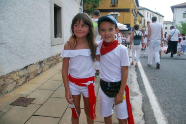 El Colectivo de refugiados de Aoiz y la agrupación El ABC que salva vidas protagonizaron el lanzamiento del cohete que dio inicio a las fiestas de San Miguel el sábado 12 de agosto. La Comparsa de Gigantes y Cabezudos, los Gaiteros de Aoiz, Milaur Agoizko Gaitari Taldea, la Txaranga Iraunkorrak y los Txistularis de Aoiz prolongaron la algarabía por las calles.