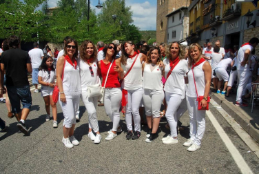 El Colectivo de refugiados de Aoiz y la agrupación El ABC que salva vidas protagonizaron el lanzamiento del cohete que dio inicio a las fiestas de San Miguel el sábado 12 de agosto. La Comparsa de Gigantes y Cabezudos, los Gaiteros de Aoiz, Milaur Agoizko Gaitari Taldea, la Txaranga Iraunkorrak y los Txistularis de Aoiz prolongaron la algarabía por las calles.