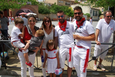 El Colectivo de refugiados de Aoiz y la agrupación El ABC que salva vidas protagonizaron el lanzamiento del cohete que dio inicio a las fiestas de San Miguel el sábado 12 de agosto. La Comparsa de Gigantes y Cabezudos, los Gaiteros de Aoiz, Milaur Agoizko Gaitari Taldea, la Txaranga Iraunkorrak y los Txistularis de Aoiz prolongaron la algarabía por las calles.