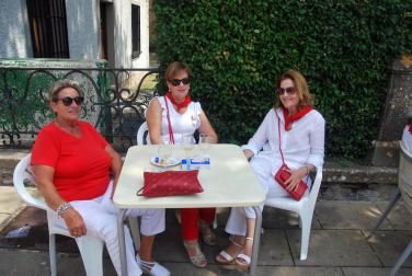El Colectivo de refugiados de Aoiz y la agrupación El ABC que salva vidas protagonizaron el lanzamiento del cohete que dio inicio a las fiestas de San Miguel el sábado 12 de agosto. La Comparsa de Gigantes y Cabezudos, los Gaiteros de Aoiz, Milaur Agoizko Gaitari Taldea, la Txaranga Iraunkorrak y los Txistularis de Aoiz prolongaron la algarabía por las calles.