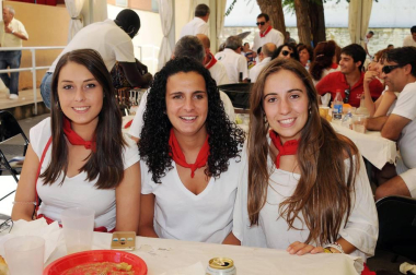 Los vecinos de Carcastillo disfrutaron de sus fiestas de verano y de los tradicionales calderetes en los que familias y cuadrillas derrochan buen humor y arte culinario. El conocido como 'Patio de las monjas' fue el lugar de encuentro y los participantes fueron obsequiados con vino por la organización. Finalmente, el jurado premió a los tres mejores calderos.