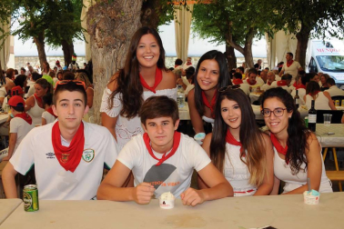Los vecinos de Carcastillo disfrutaron de sus fiestas de verano y de los tradicionales calderetes en los que familias y cuadrillas derrochan buen humor y arte culinario. El conocido como 'Patio de las monjas' fue el lugar de encuentro y los participantes fueron obsequiados con vino por la organización. Finalmente, el jurado premió a los tres mejores calderos.
