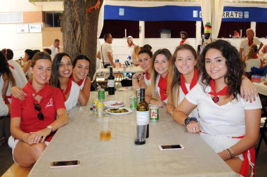 Los vecinos de Carcastillo disfrutaron de sus fiestas de verano y de los tradicionales calderetes en los que familias y cuadrillas derrochan buen humor y arte culinario. El conocido como 'Patio de las monjas' fue el lugar de encuentro y los participantes fueron obsequiados con vino por la organización. Finalmente, el jurado premió a los tres mejores calderos.