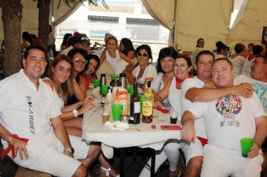 Los vecinos de Carcastillo disfrutaron de sus fiestas de verano y de los tradicionales calderetes en los que familias y cuadrillas derrochan buen humor y arte culinario. El conocido como 'Patio de las monjas' fue el lugar de encuentro y los participantes fueron obsequiados con vino por la organización. Finalmente, el jurado premió a los tres mejores calderos.