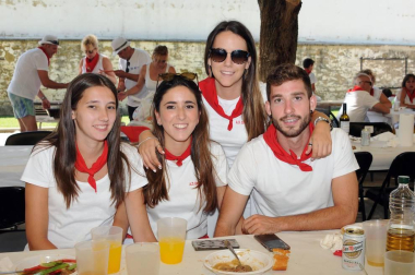 Los vecinos de Carcastillo disfrutaron de sus fiestas de verano y de los tradicionales calderetes en los que familias y cuadrillas derrochan buen humor y arte culinario. El conocido como 'Patio de las monjas' fue el lugar de encuentro y los participantes fueron obsequiados con vino por la organización. Finalmente, el jurado premió a los tres mejores calderos.