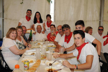 Los vecinos de Carcastillo disfrutaron de sus fiestas de verano y de los tradicionales calderetes en los que familias y cuadrillas derrochan buen humor y arte culinario. El conocido como 'Patio de las monjas' fue el lugar de encuentro y los participantes fueron obsequiados con vino por la organización. Finalmente, el jurado premió a los tres mejores calderos.