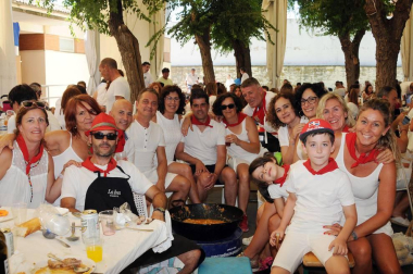 Los vecinos de Carcastillo disfrutaron de sus fiestas de verano y de los tradicionales calderetes en los que familias y cuadrillas derrochan buen humor y arte culinario. El conocido como 'Patio de las monjas' fue el lugar de encuentro y los participantes fueron obsequiados con vino por la organización. Finalmente, el jurado premió a los tres mejores calderos.