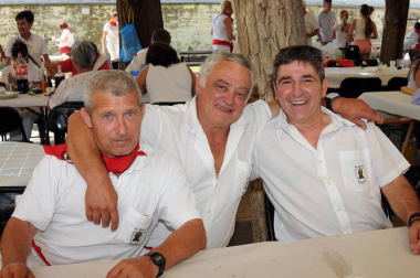 Los vecinos de Carcastillo disfrutaron de sus fiestas de verano y de los tradicionales calderetes en los que familias y cuadrillas derrochan buen humor y arte culinario. El conocido como 'Patio de las monjas' fue el lugar de encuentro y los participantes fueron obsequiados con vino por la organización. Finalmente, el jurado premió a los tres mejores calderos.