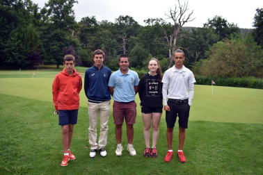 El jueves 9 de agosto tuvo lugar en el Club de Golf Ulzama el Campeonato Navarro de Golf Sub 21 donde tomaron parte en torno a 70 golfistas divididos en cinco edades: benjamín, alevín, infantil, cadete y junior. Lo más destacado de la jornada fueron las tarjetas entregadas por Pablo y Elena Hualde con 2 bajo par para él y 1 bajo par para ella, siendo las más bajas de la jornada. También hubo mucha emoción en la categoría alevín, con Lucía Núñez y María Velilla llegando al play off final en el que María se hizo con el triunfo.