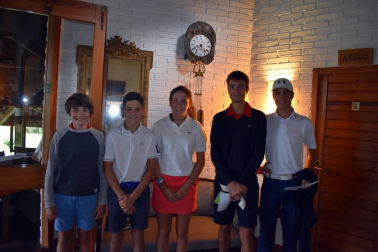 El jueves 9 de agosto tuvo lugar en el Club de Golf Ulzama el Campeonato Navarro de Golf Sub 21 donde tomaron parte en torno a 70 golfistas divididos en cinco edades: benjamín, alevín, infantil, cadete y junior. Lo más destacado de la jornada fueron las tarjetas entregadas por Pablo y Elena Hualde con 2 bajo par para él y 1 bajo par para ella, siendo las más bajas de la jornada. También hubo mucha emoción en la categoría alevín, con Lucía Núñez y María Velilla llegando al play off final en el que María se hizo con el triunfo.