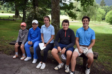El jueves 9 de agosto tuvo lugar en el Club de Golf Ulzama el Campeonato Navarro de Golf Sub 21 donde tomaron parte en torno a 70 golfistas divididos en cinco edades: benjamín, alevín, infantil, cadete y junior. Lo más destacado de la jornada fueron las tarjetas entregadas por Pablo y Elena Hualde con 2 bajo par para él y 1 bajo par para ella, siendo las más bajas de la jornada. También hubo mucha emoción en la categoría alevín, con Lucía Núñez y María Velilla llegando al play off final en el que María se hizo con el triunfo.