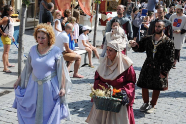 Olite celebró el 25 aniversario de sus fiestas medievales del 8 al 12 de agosto. La programación combinó tanto eventos culturales -como conferencias, mesas redondas o visitas guiadas- con actividades lúdicas y de calle. La cámara de ¡Click! se acercó el domingo para disfrutar del mercado de antaño, el Desfile del Cortejo Real y Danzas en honor de sus Majestades o las partidas de ajedrez, que tuvieron como escenario el atrio de Santa María.