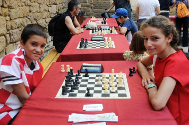 Olite celebró el 25 aniversario de sus fiestas medievales del 8 al 12 de agosto. La programación combinó tanto eventos culturales -como conferencias, mesas redondas o visitas guiadas- con actividades lúdicas y de calle. La cámara de ¡Click! se acercó el domingo para disfrutar del mercado de antaño, el Desfile del Cortejo Real y Danzas en honor de sus Majestades o las partidas de ajedrez, que tuvieron como escenario el atrio de Santa María.
