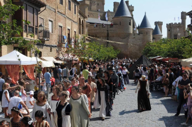 Olite celebró el 25 aniversario de sus fiestas medievales del 8 al 12 de agosto. La programación combinó tanto eventos culturales -como conferencias, mesas redondas o visitas guiadas- con actividades lúdicas y de calle. La cámara de ¡Click! se acercó el domingo para disfrutar del mercado de antaño, el Desfile del Cortejo Real y Danzas en honor de sus Majestades o las partidas de ajedrez, que tuvieron como escenario el atrio de Santa María.