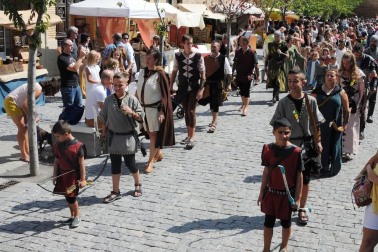 Olite celebró el 25 aniversario de sus fiestas medievales del 8 al 12 de agosto. La programación combinó tanto eventos culturales -como conferencias, mesas redondas o visitas guiadas- con actividades lúdicas y de calle. La cámara de ¡Click! se acercó el domingo para disfrutar del mercado de antaño, el Desfile del Cortejo Real y Danzas en honor de sus Majestades o las partidas de ajedrez, que tuvieron como escenario el atrio de Santa María.