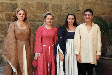 Olite celebró el 25 aniversario de sus fiestas medievales del 8 al 12 de agosto. La programación combinó tanto eventos culturales -como conferencias, mesas redondas o visitas guiadas- con actividades lúdicas y de calle. La cámara de ¡Click! se acercó el domingo para disfrutar del mercado de antaño, el Desfile del Cortejo Real y Danzas en honor de sus Majestades o las partidas de ajedrez, que tuvieron como escenario el atrio de Santa María.