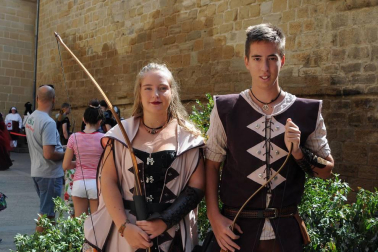 Olite celebró el 25 aniversario de sus fiestas medievales del 8 al 12 de agosto. La programación combinó tanto eventos culturales -como conferencias, mesas redondas o visitas guiadas- con actividades lúdicas y de calle. La cámara de ¡Click! se acercó el domingo para disfrutar del mercado de antaño, el Desfile del Cortejo Real y Danzas en honor de sus Majestades o las partidas de ajedrez, que tuvieron como escenario el atrio de Santa María.