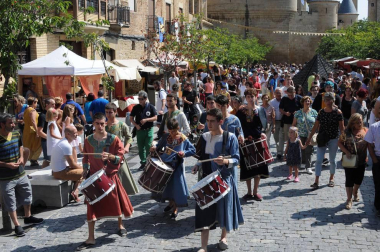 Olite celebró el 25 aniversario de sus fiestas medievales del 8 al 12 de agosto. La programación combinó tanto eventos culturales -como conferencias, mesas redondas o visitas guiadas- con actividades lúdicas y de calle. La cámara de ¡Click! se acercó el domingo para disfrutar del mercado de antaño, el Desfile del Cortejo Real y Danzas en honor de sus Majestades o las partidas de ajedrez, que tuvieron como escenario el atrio de Santa María.
