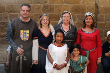 Olite celebró el 25 aniversario de sus fiestas medievales del 8 al 12 de agosto. La programación combinó tanto eventos culturales -como conferencias, mesas redondas o visitas guiadas- con actividades lúdicas y de calle. La cámara de ¡Click! se acercó el domingo para disfrutar del mercado de antaño, el Desfile del Cortejo Real y Danzas en honor de sus Majestades o las partidas de ajedrez, que tuvieron como escenario el atrio de Santa María.