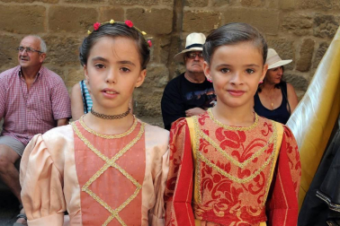 Olite celebró el 25 aniversario de sus fiestas medievales del 8 al 12 de agosto. La programación combinó tanto eventos culturales -como conferencias, mesas redondas o visitas guiadas- con actividades lúdicas y de calle. La cámara de ¡Click! se acercó el domingo para disfrutar del mercado de antaño, el Desfile del Cortejo Real y Danzas en honor de sus Majestades o las partidas de ajedrez, que tuvieron como escenario el atrio de Santa María.
