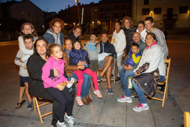 Dentro de la programación de verano ofertada por el Ayuntamiento de Villava, el jueves 9 de agosto se pudo disfrutar de una de las citas más originales de la agenda: una sesión de malabares de fuego y pirotecnia a cargo del Circo Dabitxi. El espectáculo, titulado 'Los enviados', congregó a un numeroso público familiar en la plaza Consistorial.