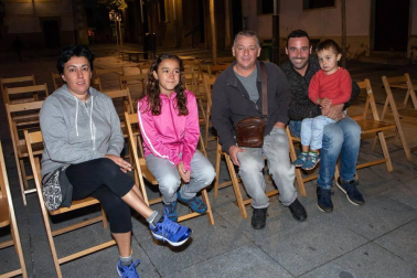 Dentro de la programación de verano ofertada por el Ayuntamiento de Villava, el jueves 9 de agosto se pudo disfrutar de una de las citas más originales de la agenda: una sesión de malabares de fuego y pirotecnia a cargo del Circo Dabitxi. El espectáculo, titulado 'Los enviados', congregó a un numeroso público familiar en la plaza Consistorial.