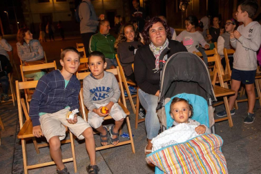 Dentro de la programación de verano ofertada por el Ayuntamiento de Villava, el jueves 9 de agosto se pudo disfrutar de una de las citas más originales de la agenda: una sesión de malabares de fuego y pirotecnia a cargo del Circo Dabitxi. El espectáculo, titulado 'Los enviados', congregó a un numeroso público familiar en la plaza Consistorial.