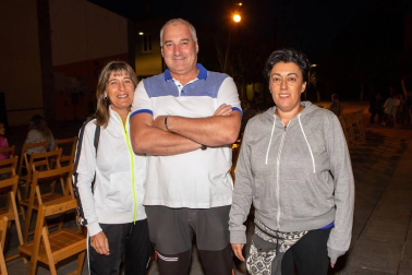 Dentro de la programación de verano ofertada por el Ayuntamiento de Villava, el jueves 9 de agosto se pudo disfrutar de una de las citas más originales de la agenda: una sesión de malabares de fuego y pirotecnia a cargo del Circo Dabitxi. El espectáculo, titulado 'Los enviados', congregó a un numeroso público familiar en la plaza Consistorial.