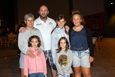 Dentro de la programación de verano ofertada por el Ayuntamiento de Villava, el jueves 9 de agosto se pudo disfrutar de una de las citas más originales de la agenda: una sesión de malabares de fuego y pirotecnia a cargo del Circo Dabitxi. El espectáculo, titulado 'Los enviados', congregó a un numeroso público familiar en la plaza Consistorial.