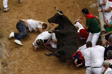 Quinto encierro del Pilón de fiestas de Falces 2018, 16 de agosto con la ganadería Adrián Domínguez, de Funes