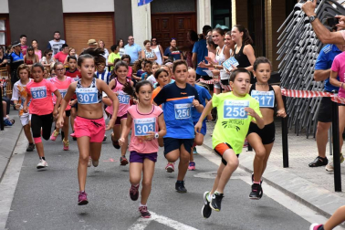 Bajo el patrocinio del Ayuntamiento de Buñuel y con la colaboración de Bardenas Reales, el domingo 12 de agosto se celebró el XVI Certamen de Jotas infantil y Juvenil, con participantes solistas y dúos. Finalmente, ante la amenaza de tormentas, el certamen tuvo lugar en la Casa de Cultura, y no en la plaza San José de Calasanz. Los jóvenes joteros compitieron con entusiasmo y dejaron buena muestra de sus espléndidas voces.