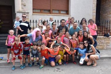 Bajo el patrocinio del Ayuntamiento de Buñuel y con la colaboración de Bardenas Reales, el domingo 12 de agosto se celebró el XVI Certamen de Jotas infantil y Juvenil, con participantes solistas y dúos. Finalmente, ante la amenaza de tormentas, el certamen tuvo lugar en la Casa de Cultura, y no en la plaza San José de Calasanz. Los jóvenes joteros compitieron con entusiasmo y dejaron buena muestra de sus espléndidas voces.