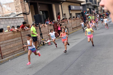 Bajo el patrocinio del Ayuntamiento de Buñuel y con la colaboración de Bardenas Reales, el domingo 12 de agosto se celebró el XVI Certamen de Jotas infantil y Juvenil, con participantes solistas y dúos. Finalmente, ante la amenaza de tormentas, el certamen tuvo lugar en la Casa de Cultura, y no en la plaza San José de Calasanz. Los jóvenes joteros compitieron con entusiasmo y dejaron buena muestra de sus espléndidas voces.