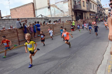 Bajo el patrocinio del Ayuntamiento de Buñuel y con la colaboración de Bardenas Reales, el domingo 12 de agosto se celebró el XVI Certamen de Jotas infantil y Juvenil, con participantes solistas y dúos. Finalmente, ante la amenaza de tormentas, el certamen tuvo lugar en la Casa de Cultura, y no en la plaza San José de Calasanz. Los jóvenes joteros compitieron con entusiasmo y dejaron buena muestra de sus espléndidas voces.