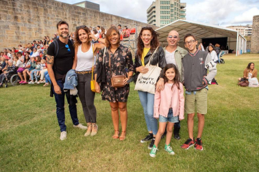 El jueves 9 de agosto, dentro de la programación del Festival de las murallas de Pamplona, las familias pudieron escuchar una sesión de música para todos los públicos de la mano de DJ Mom. Las melodías pop, dance y funk se fundieron con música de las décadas de los 70 a los 90 permitiendo a mayores y pequeños disfrutar de la cita.