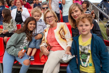 El jueves 9 de agosto, dentro de la programación del Festival de las murallas de Pamplona, las familias pudieron escuchar una sesión de música para todos los públicos de la mano de DJ Mom. Las melodías pop, dance y funk se fundieron con música de las décadas de los 70 a los 90 permitiendo a mayores y pequeños disfrutar de la cita.