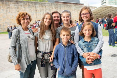 El jueves 9 de agosto, dentro de la programación del Festival de las murallas de Pamplona, las familias pudieron escuchar una sesión de música para todos los públicos de la mano de DJ Mom. Las melodías pop, dance y funk se fundieron con música de las décadas de los 70 a los 90 permitiendo a mayores y pequeños disfrutar de la cita.