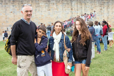 El jueves 9 de agosto, dentro de la programación del Festival de las murallas de Pamplona, las familias pudieron escuchar una sesión de música para todos los públicos de la mano de DJ Mom. Las melodías pop, dance y funk se fundieron con música de las décadas de los 70 a los 90 permitiendo a mayores y pequeños disfrutar de la cita.