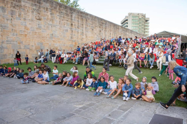 El jueves 9 de agosto, dentro de la programación del Festival de las murallas de Pamplona, las familias pudieron escuchar una sesión de música para todos los públicos de la mano de DJ Mom. Las melodías pop, dance y funk se fundieron con música de las décadas de los 70 a los 90 permitiendo a mayores y pequeños disfrutar de la cita.