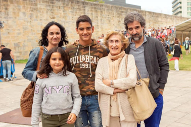 El jueves 9 de agosto, dentro de la programación del Festival de las murallas de Pamplona, las familias pudieron escuchar una sesión de música para todos los públicos de la mano de DJ Mom. Las melodías pop, dance y funk se fundieron con música de las décadas de los 70 a los 90 permitiendo a mayores y pequeños disfrutar de la cita.